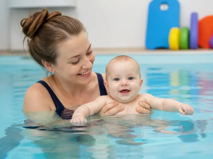Neonati in piscina: come gestire il primo bagno senza stress