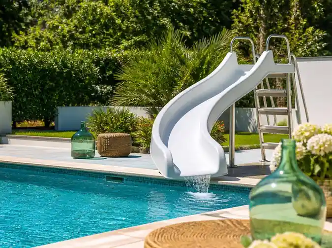 Progettare il divertimento con gli scivoli per piscina interrata